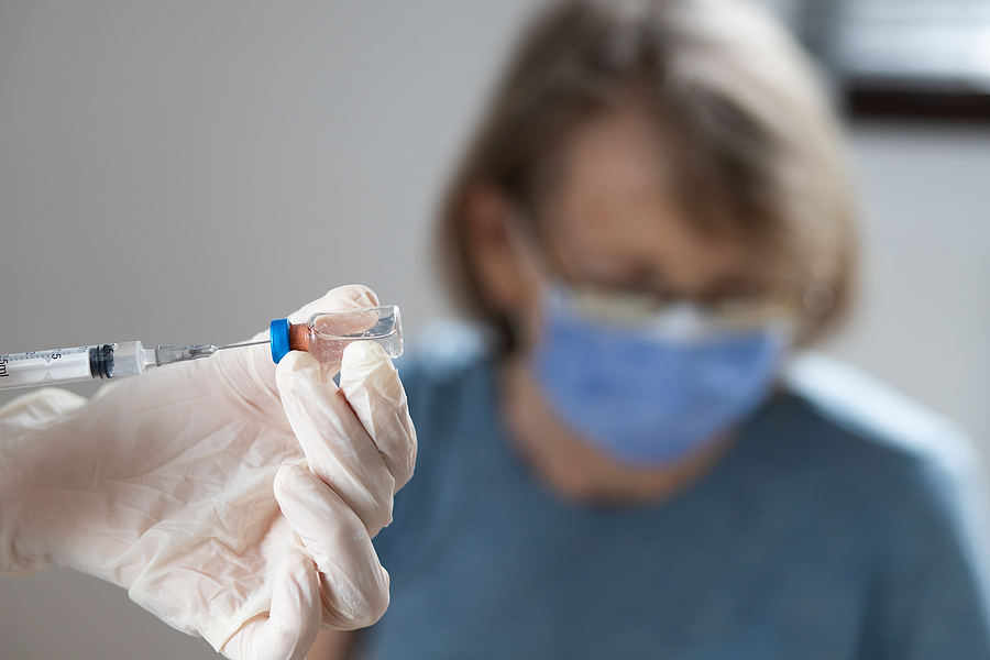 elderly-woman-getting-coronavirus-vaccine.