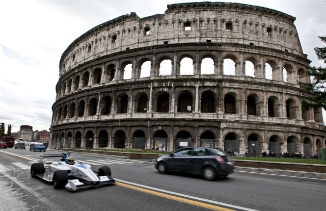 formula-e-race-car-on-the-streets-of-rome_100414115_m.