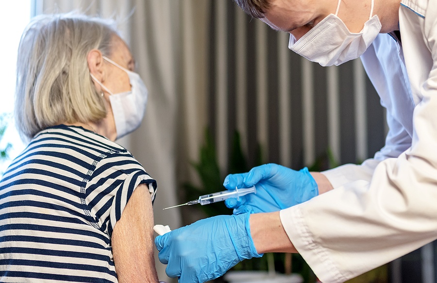 old-Woman-Receives-The-covid-vaccine.