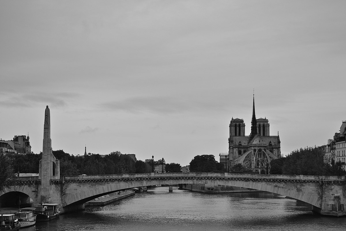 1200px-Notre_Dame_et_la_statue_de_St_Genevi%C3%A8ve.