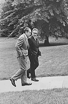 19710810-nixon-kissinger-white-house-lawn-sm.