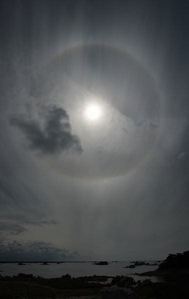 377px-Sun-halo-roscoff.