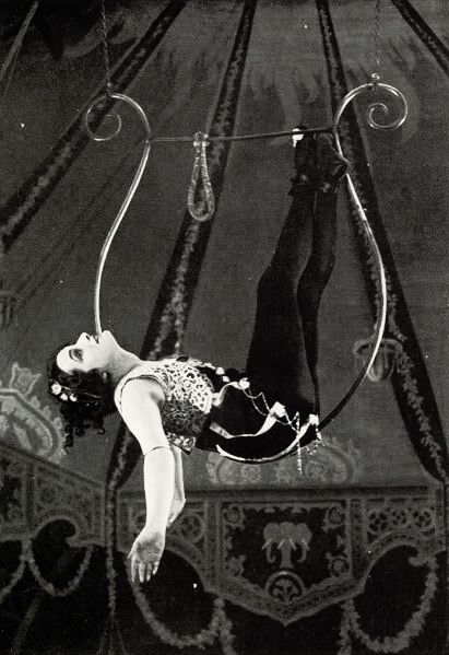 3d874c1e7ca5cae8adb40495dfb86260--circus-circus-night-circus.