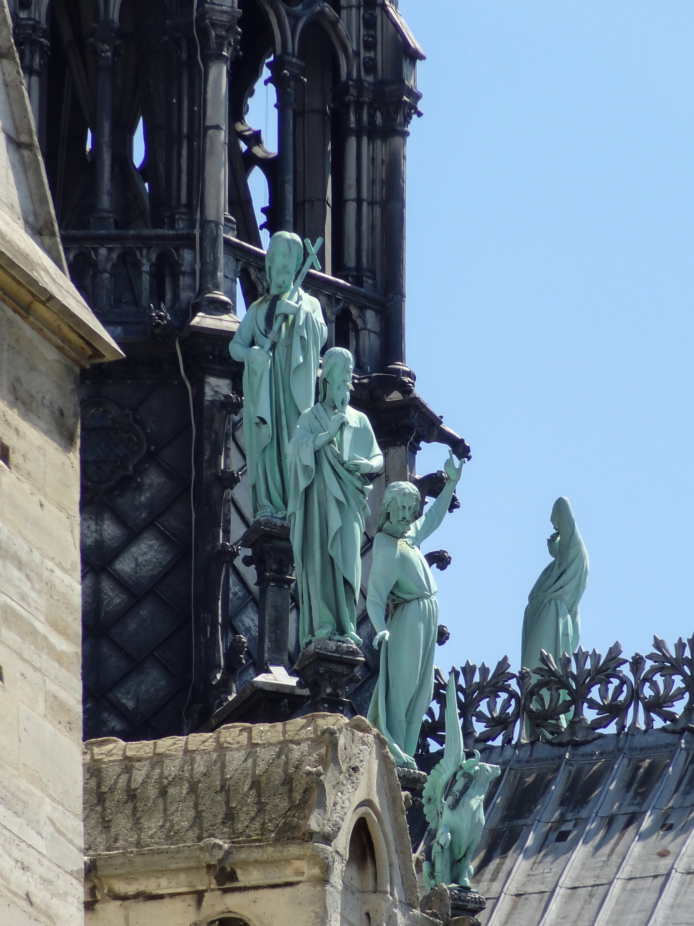 Apostle_statues_of_Notre_Dame.