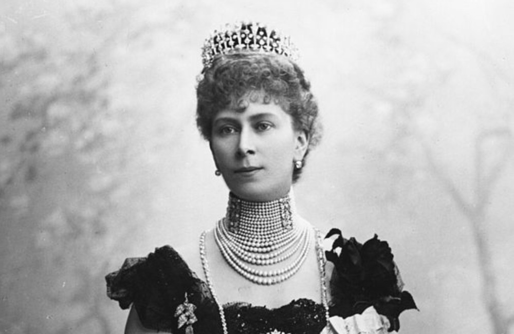 Article-Image-RoyalJewels-Queen-Mary-s-Diamond-Stomacher.