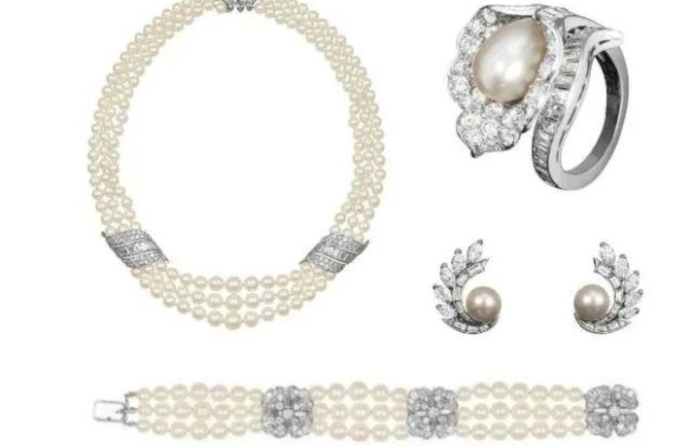 Article-Image-RoyalJewels-Three-Strand-Van-Cleef-Arpels-Suite.