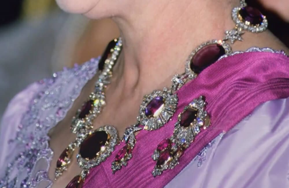 Article-Images-RoyalJewels-Crown-Amethyst-Suite-of-Jewels-Queen-Elizabeth.