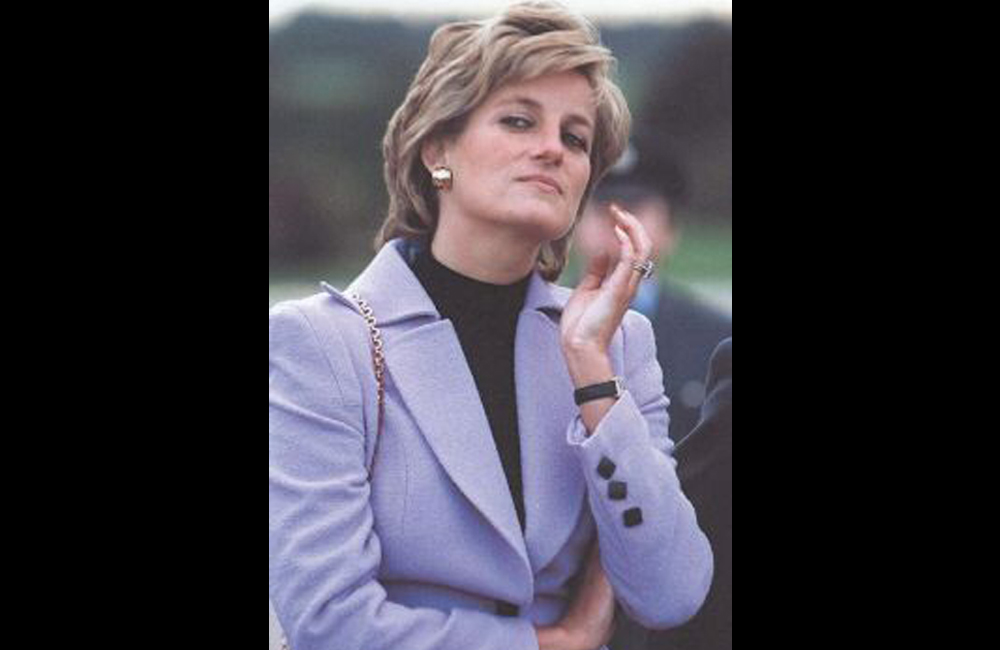 Article-Images-RoyalJewels-Gold-Kidney-Bean-Shaped-Earrings-Princess-Diana.