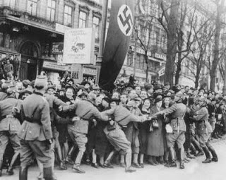Cheering+crowds+greet+Hitler+as+he+enters+Vienna.+Austria%252C+March+1938..