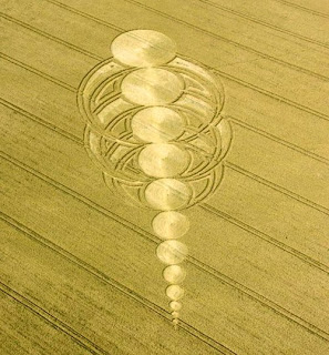 Crop+Circle+Day+2+East+Field,+near+Alton+Barnes,+Wiltshire+30th+July+2010.