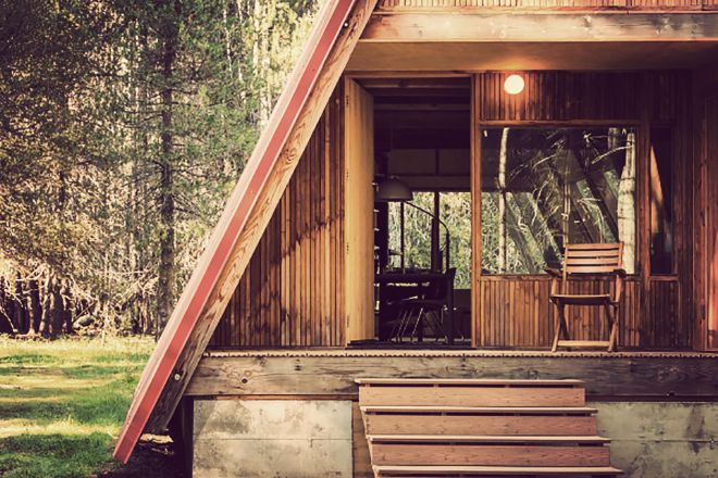 discover-this-yosemite-a-frame-cabin-the-minimalist-main-room-is-majestic-22.