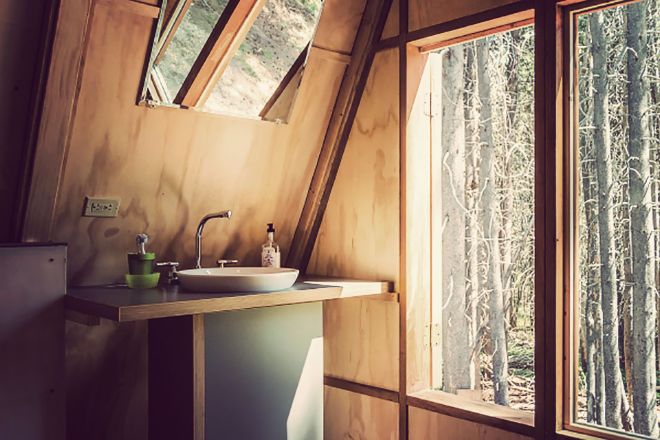 discover-this-yosemite-a-frame-cabin-the-minimalist-main-room-is-majestic-29.