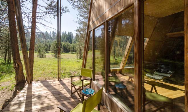 discover-this-yosemite-a-frame-cabin-the-minimalist-main-room-is-majestic32.