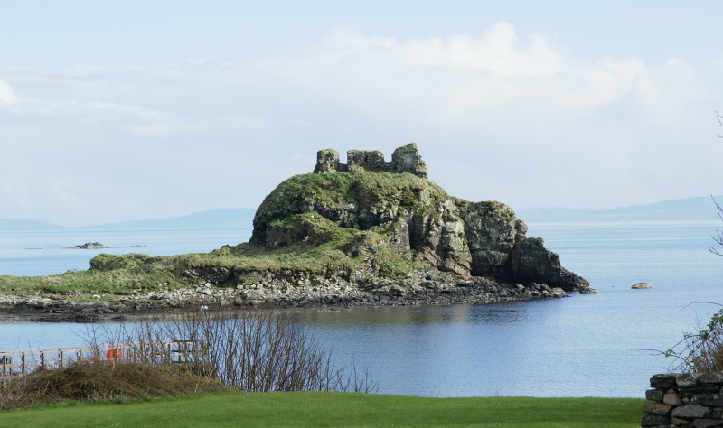 Dunyvaig_Castle_20120411_from_northwest_across_Lagavulin_Bay.