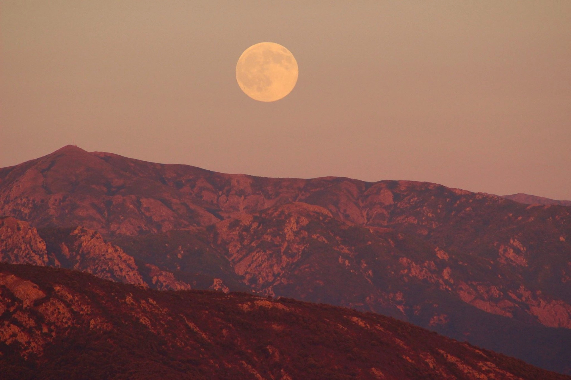 full-moon-pink-mountain.