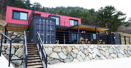 Fwp-content%2Fuploads%2F2019%2F11%2FSeaside-Luxury-Container-Home-%E2%80%93-South-Korea-1024x768.