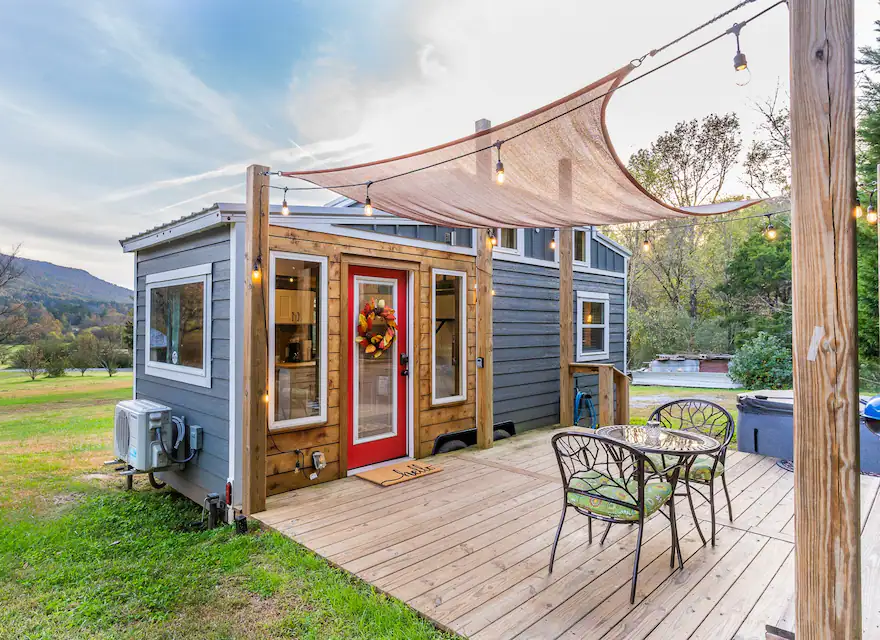 Gorgeous-Tiny-House-at-the-Foot-of-the-Mountain.