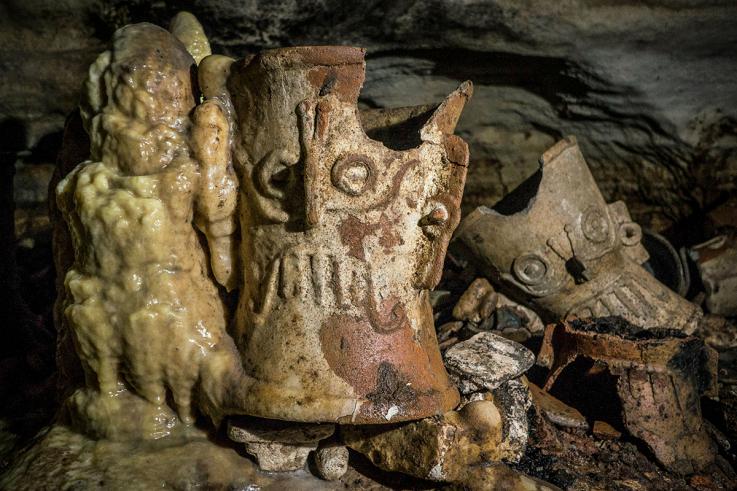 Mayan-artifacts-discovered-in-cave-beneath-ancient-city-of-Chiche%CC%81n-Itza%CC%81.