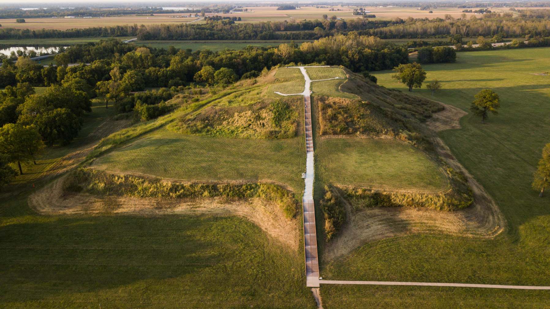 Monks-Mound-Earthen-Mound-North-America.