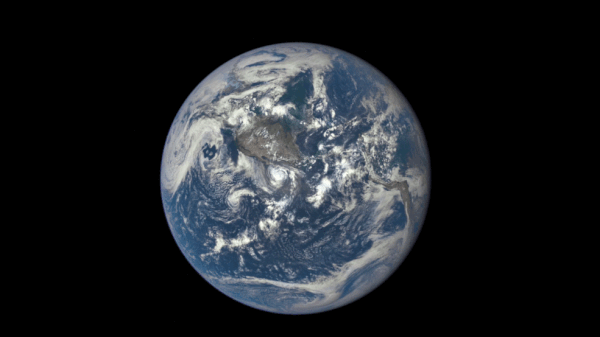 moon-crossing-earth-face-July-2015-DSCOVR-600[1].