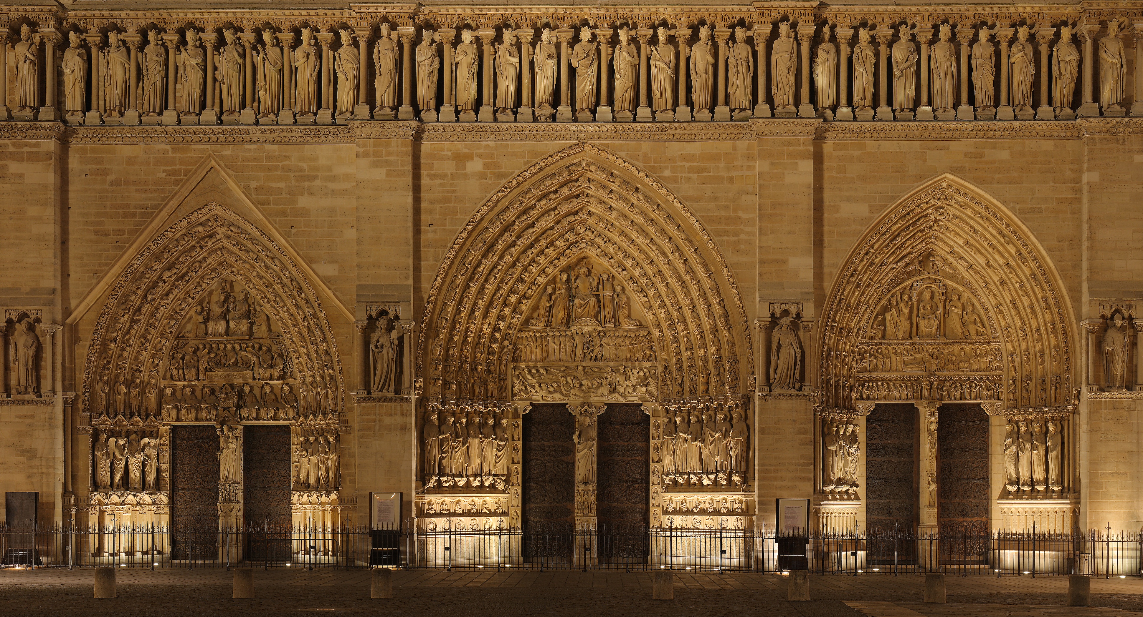 Notre_Dame_Paris_front_facade_lower.