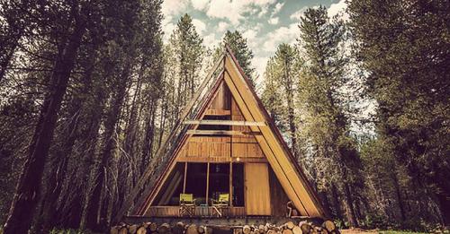 ploads%2F2022%2F01%2Fdiscover-this-yosemite-a-frame-cabin-the-minimalist-main-room-is-majestic-2.