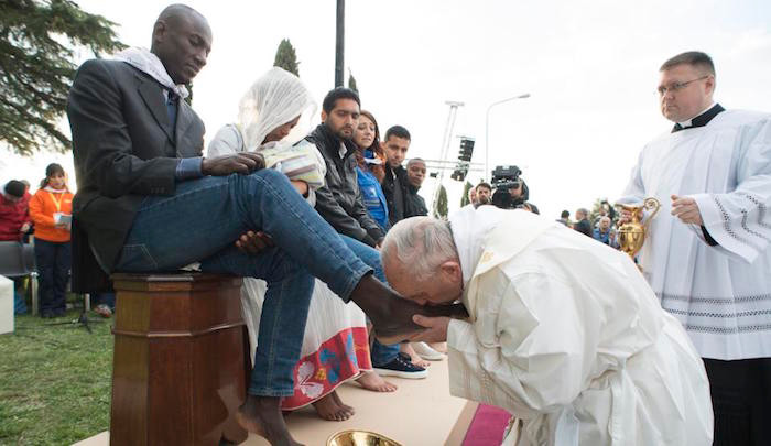 Pope-kissing-feet.