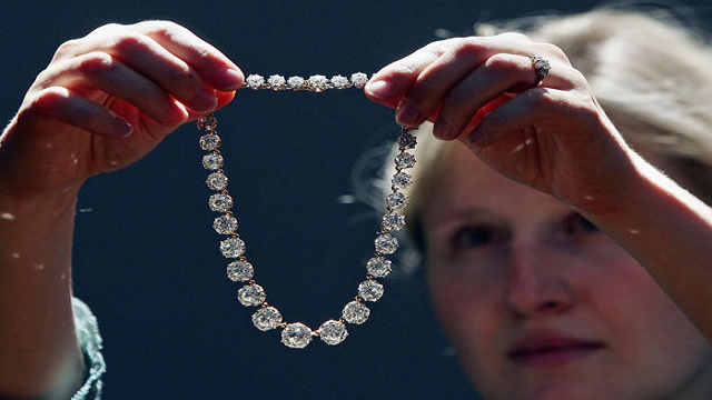 Queen-Marys-Diamond-Riviere-and-La-Peregrina-Pearl.