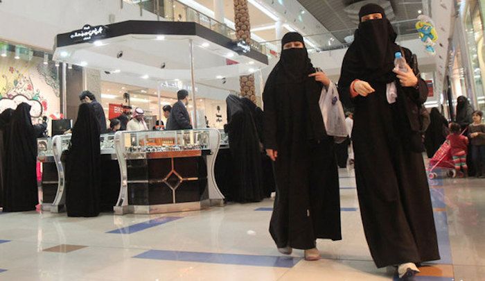 Saudi-women-in-niqabs.