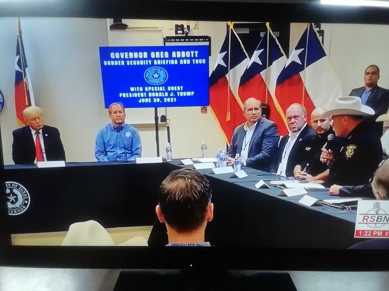 trumpatdesk-.