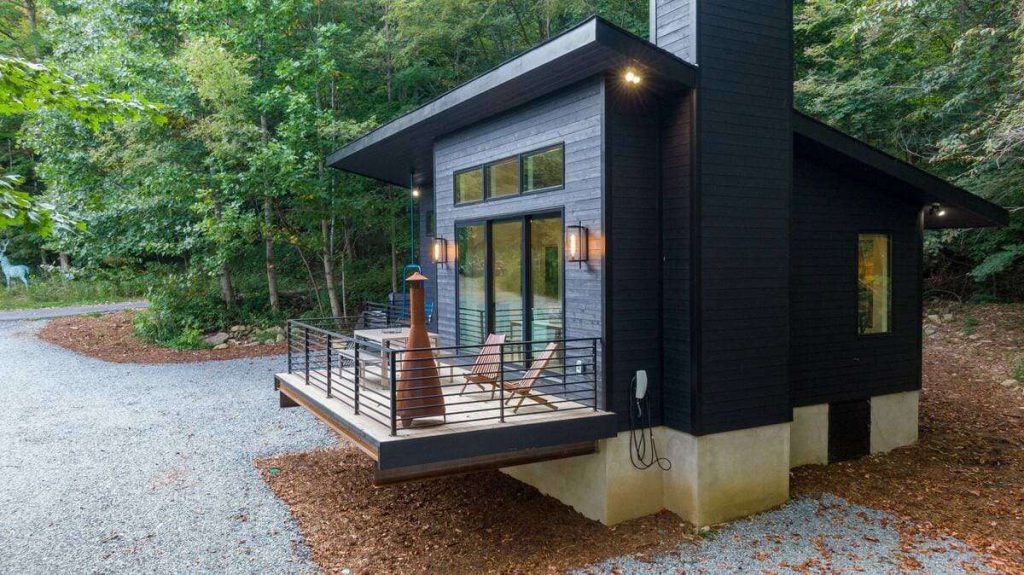 Wonderful-Tiny-House-with-Jacuzzi-1024x575.